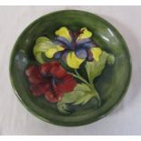 Moorcroft hibiscus pattern shallow bowl / lipped plate D 22 cm H 3 cm