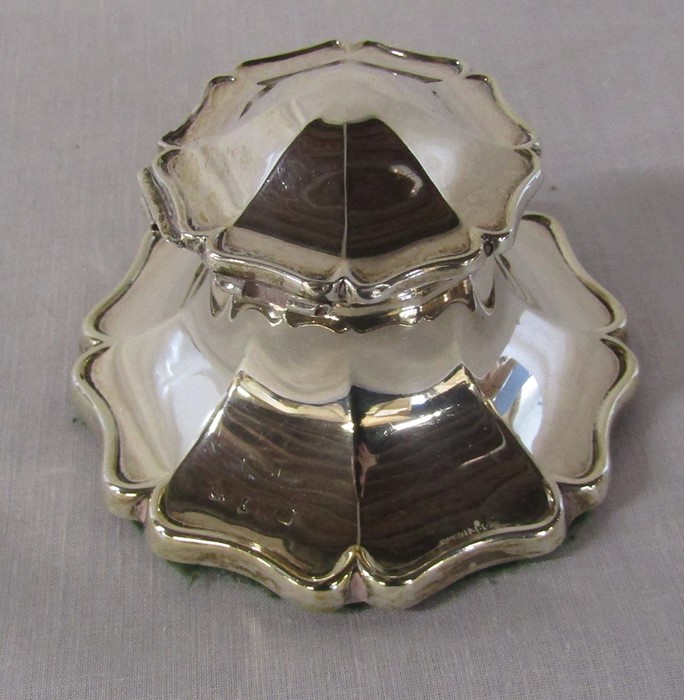 Silver capstan inkwell with liner (hinge broken) Chester 1919