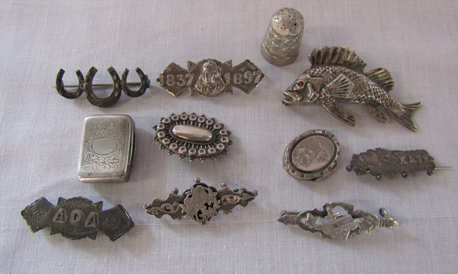 Various items of silver inc fish brooch stamped 'silver', thimble etc total weight 1.51 ozt