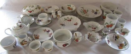 Quantity of Royal Worcester 'Evesham' and 'Evesham Vale' dinner / tea service