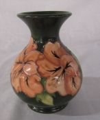 Moorcroft hibiscus pattern vase H 14 cm