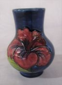 Small Moorcroft hibiscus pattern vase H 11 cm