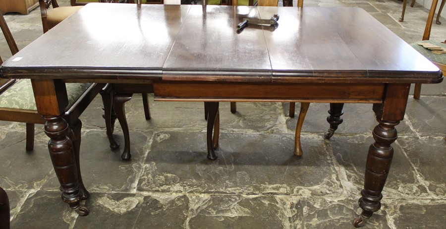 Late Victorian mahogany wind-out dining table with additional leaf & winding handle 150cm x 107cm