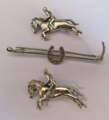 Silver riding crop and horse shoe brooch & 2 silver horse and rider brooches total weight 0.41 ozt