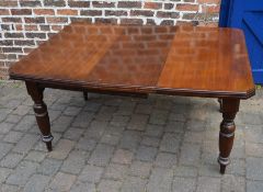 Victorian wind out table extending to 147 cm x 104 cm