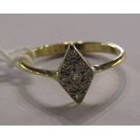 Modern 18ct gold and diamond chip ring 2.1g size N
