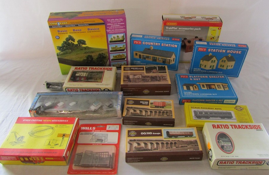 Various railway model kits inc Hornby, Ratio & Peco