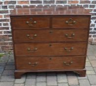 Georgian mahogany chest of drawers with swan neck handles and bracket feet H 102 cm L 109 cm D 56