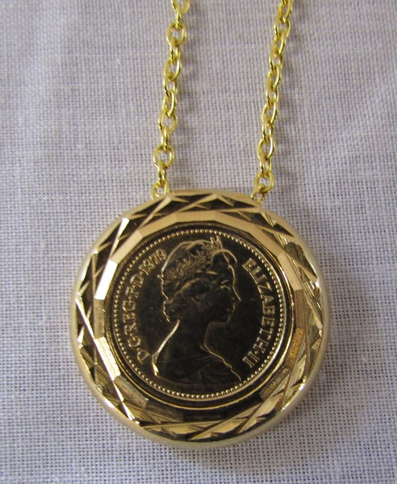 Gold quarter sovereign - Elizabeth II 1979, mounted on a gold effect chain - Image 2 of 3