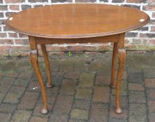 Oval occasional table on cabriole legs