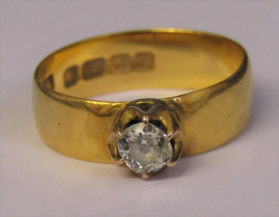 22ct gold band ring with central solitaire diamond 0.20 ct total weight 3.6 g size M