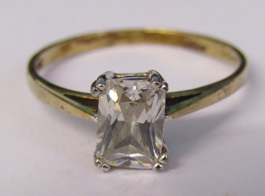 9ct gold cubic zirconia dress ring size O weight 1.5 g