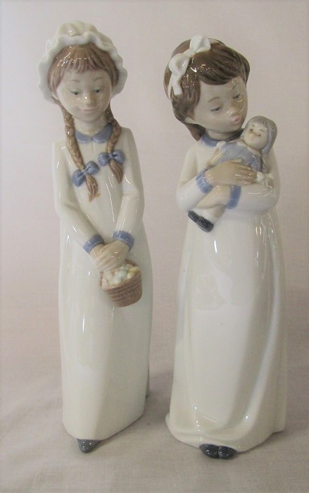 2 Nao figurines H 27 cm