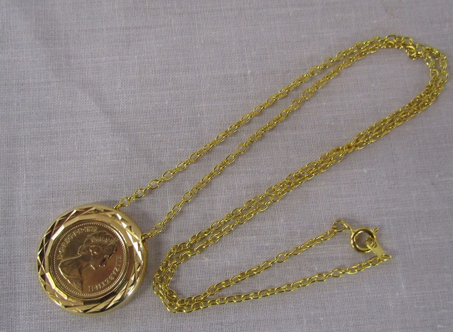 Gold quarter sovereign - Elizabeth II 1979, mounted on a gold effect chain