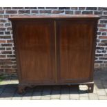 George III mahogany cupboard with shelved interior on bracket feet H 130 cm L 132 cm