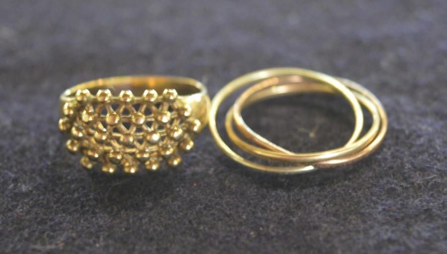 2 9ct gold rings (one a triple ring) total weight 5.2g