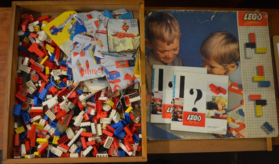 Quantity of vintage Lego with instruction manuals (AF)