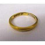 22ct gold band ring size J/K weight 2.1 g