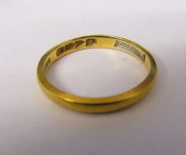 22ct gold band ring size J/K weight 2.1 g