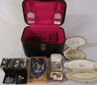 Vanity case containing assorted costume jewellery inc pearls, brooches etc