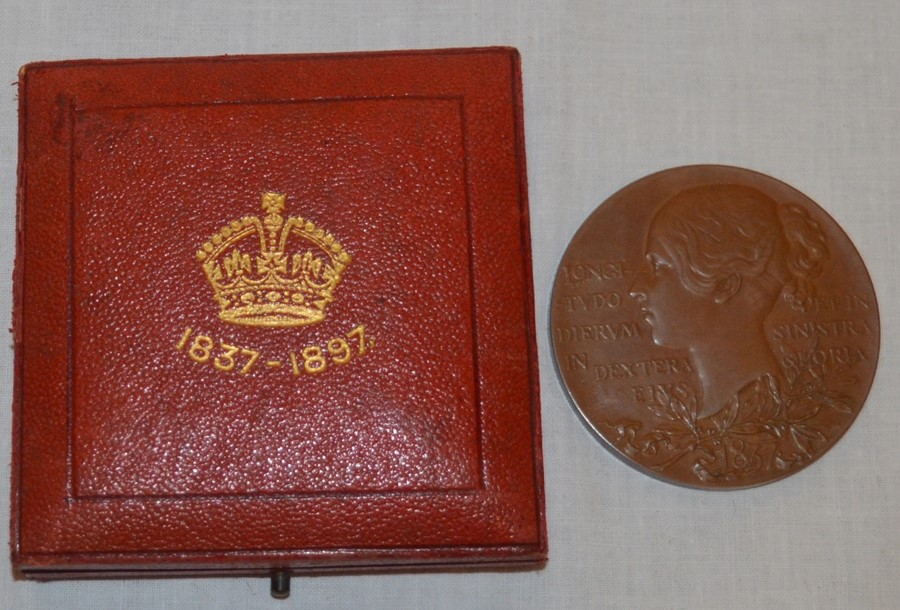 Queen Victoria Golden Jubilee (1837-1887) bronze medallion in case - Image 2 of 2