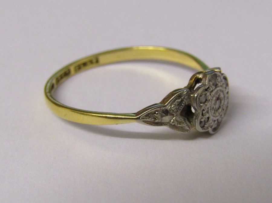 18ct gold and platinum diamond chip ring size O / P weight 1.69 g - Image 2 of 2