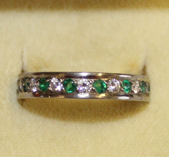 18ct white gold emerald and diamond eternity ring size O 4.1g