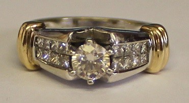 9ct yellow & white gold diamond ring with central stone approx. 0.5ct and 8 princess cut diamonds on - Image 3 of 3