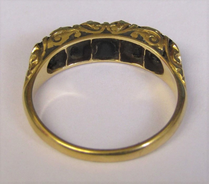 18ct gold 5 stone jet and diamond chip ring (2 diamonds missing) weight 3.5 g size O - Image 3 of 3