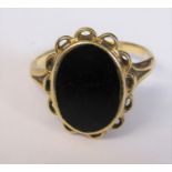9ct gold jet stone ring size Q/R weight 2.8 g (jet size 13 mm x 9 mm)