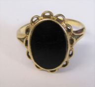 9ct gold jet stone ring size Q/R weight 2.8 g (jet size 13 mm x 9 mm)