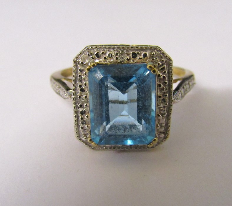 9ct gold blue topaz and diamond chip ring size T weight 3.2 g (blue topaz 10 mm x 8 mm)