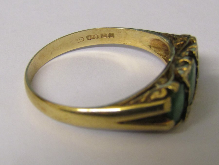 9ct gold 3 stone emerald and diamond chip ring size V weight 3.5 g (one diamond chip missing) - Image 3 of 4