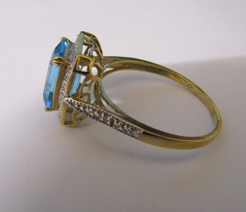 9ct gold blue topaz and diamond chip ring size T weight 3.2 g (blue topaz 10 mm x 8 mm) - Image 4 of 4