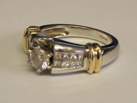 9ct yellow & white gold diamond ring with central stone approx. 0.5ct and 8 princess cut diamonds on - Image 2 of 3