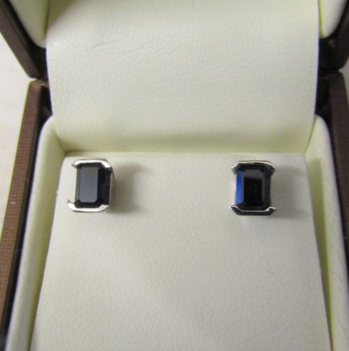 Pair of 9ct white gold sapphire earrings (0.70 ct each) - Image 2 of 3