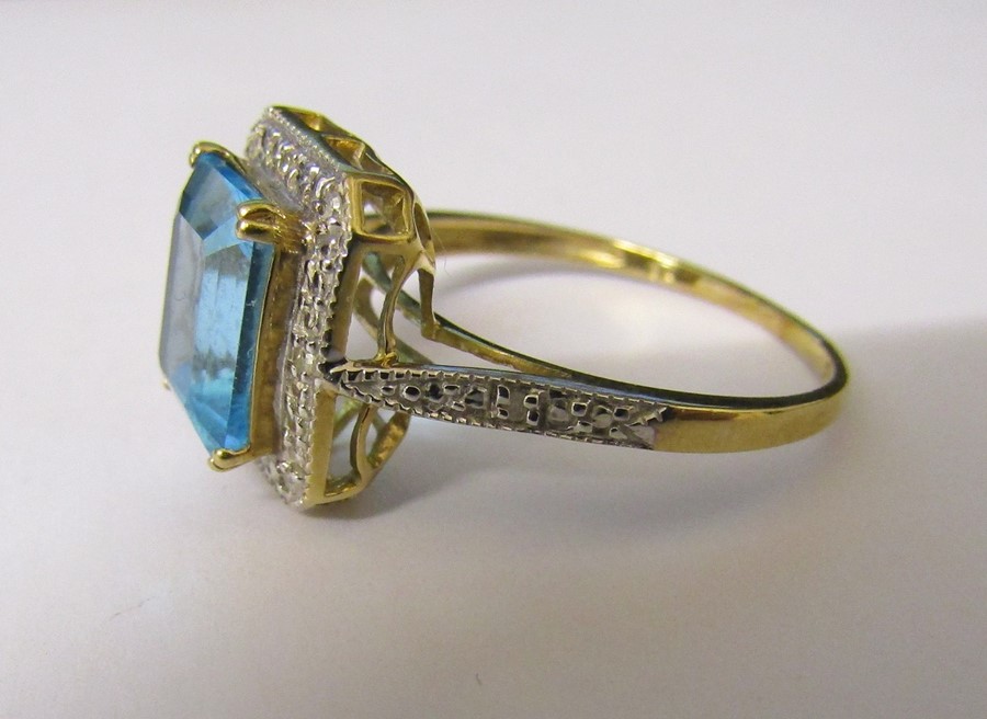 9ct gold blue topaz and diamond chip ring size T weight 3.2 g (blue topaz 10 mm x 8 mm) - Image 3 of 4