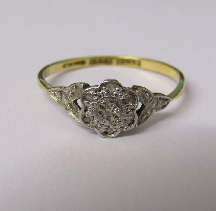 18ct gold and platinum diamond chip ring size O / P weight 1.69 g