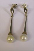 Pair of 9ct gold drop pearl earrings weight 1.9 g L 37 mm (with silver butterfly backs)