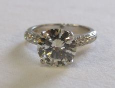 Stunning 18ct gold diamond solitaire ring 4.2ct central stone with diamonds to shoulders and