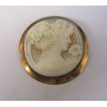 Large 9ct cameo brooch depicting a woman smelling a flower D 5 cm weight 15.3 g