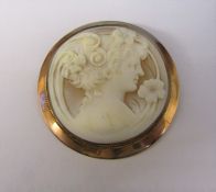 Large 9ct cameo brooch depicting a woman smelling a flower D 5 cm weight 15.3 g