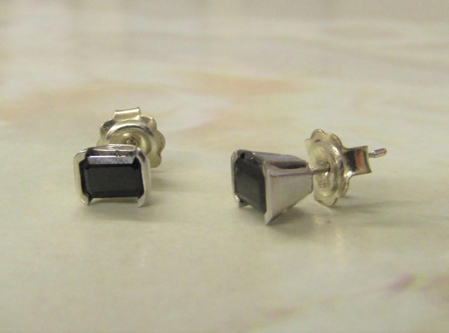 Pair of 9ct white gold sapphire earrings (0.70 ct each) - Image 3 of 3