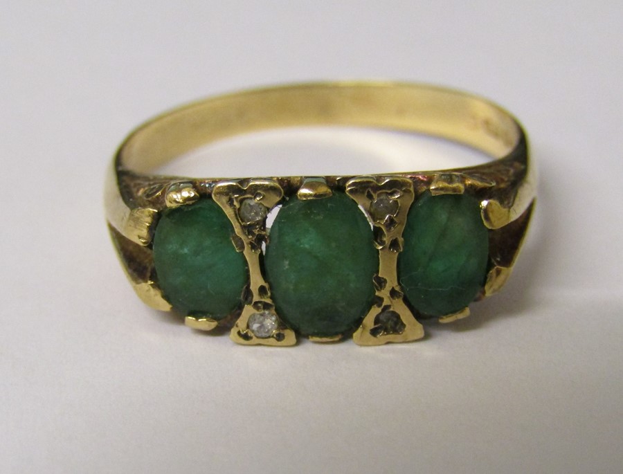 9ct gold 3 stone emerald and diamond chip ring size V weight 3.5 g (one diamond chip missing) - Image 2 of 4