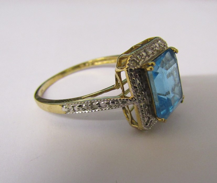 9ct gold blue topaz and diamond chip ring size T weight 3.2 g (blue topaz 10 mm x 8 mm) - Image 2 of 4