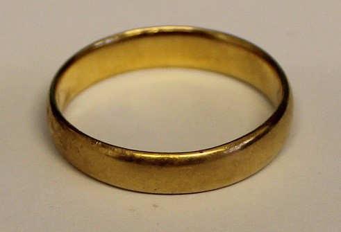 22ct gold band 5.7g