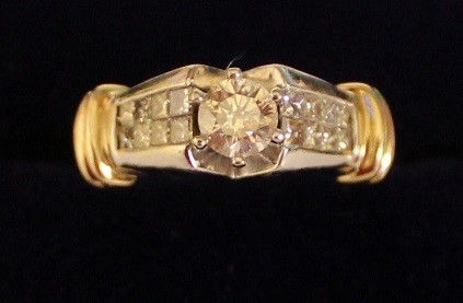 9ct yellow & white gold diamond ring with central stone approx. 0.5ct and 8 princess cut diamonds on