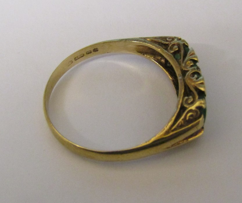 9ct gold 3 stone emerald and diamond chip ring size V weight 3.5 g (one diamond chip missing) - Image 4 of 4