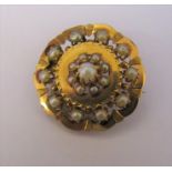 9ct gold brooch set with seed pearls D 3 cm, weight 4.5 g