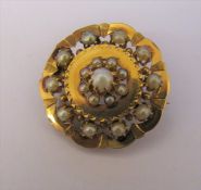 9ct gold brooch set with seed pearls D 3 cm, weight 4.5 g